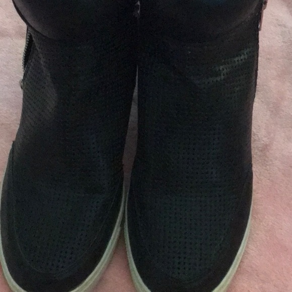 Women’s wedge heel bootie. - Picture 2 of 5